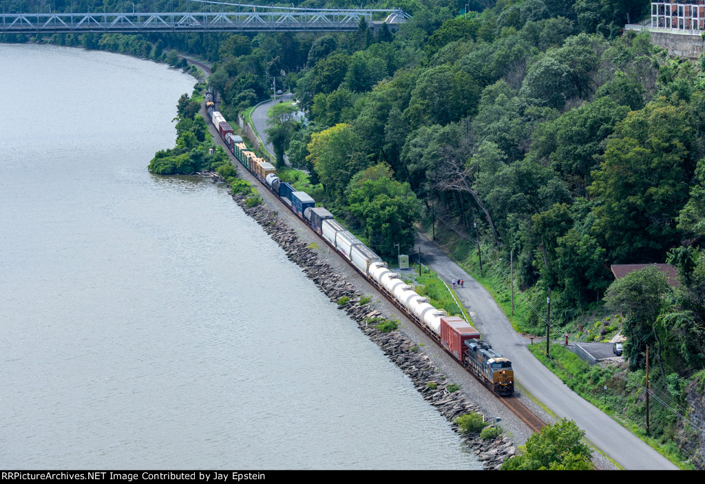 CSX 3047 leads M422 through Highland